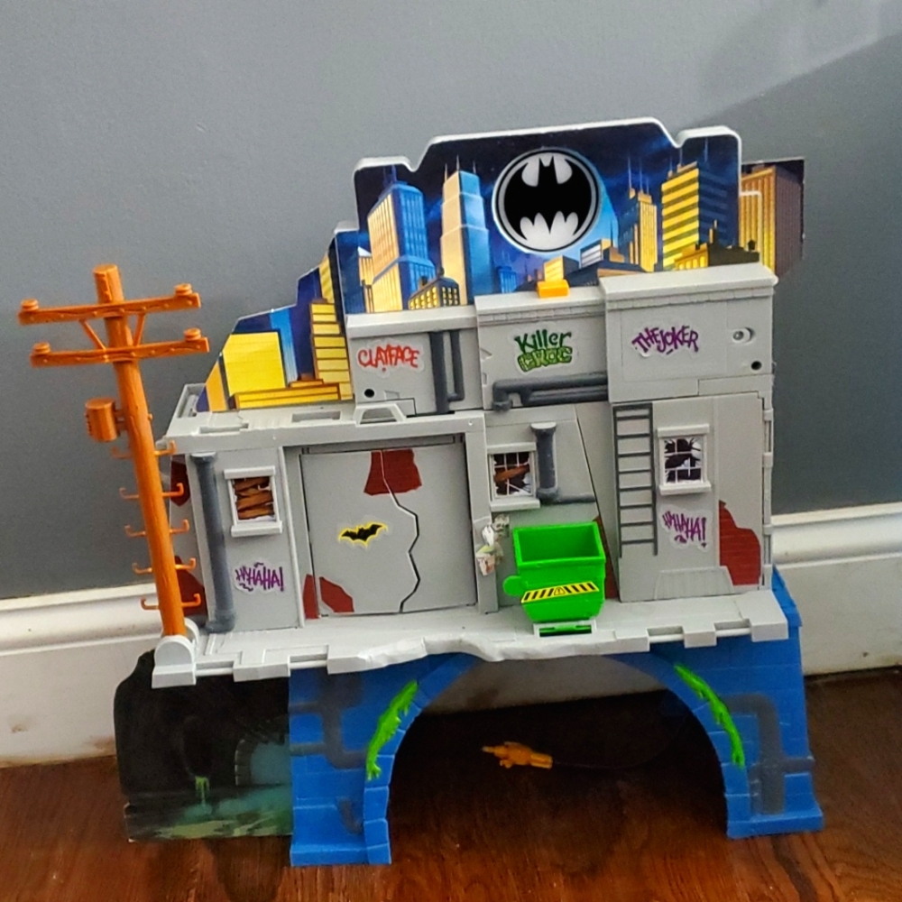 DC Comics Batman 3-in-1 Batcave Playset